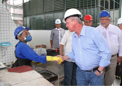 Artur visita Adolpho Lisboa acompanhado de desembargadores e conselheiros